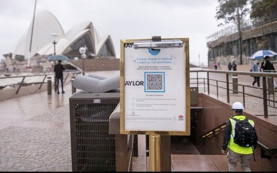這是10月11日在澳大利亞悉尼歌劇院前拍攝的防疫追踪二維碼。（圖源：新華社）