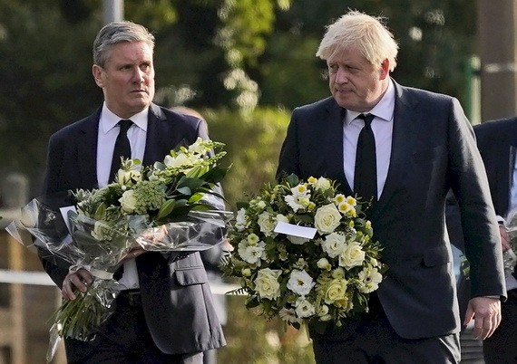 英國首相約翰遜(右）和工黨黨魁施凱爾16日前往保守黨國會議員阿梅斯遇刺身亡時的教堂，向這位同黨議員致哀。（圖源：AP）