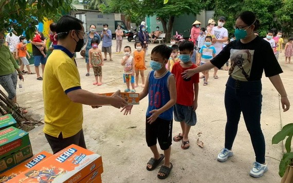 黃文燼向本市小朋友童贈送奶品。