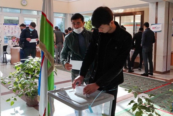 10月24日，選民在烏茲別克斯坦塔什幹投票。（圖源：新華社）