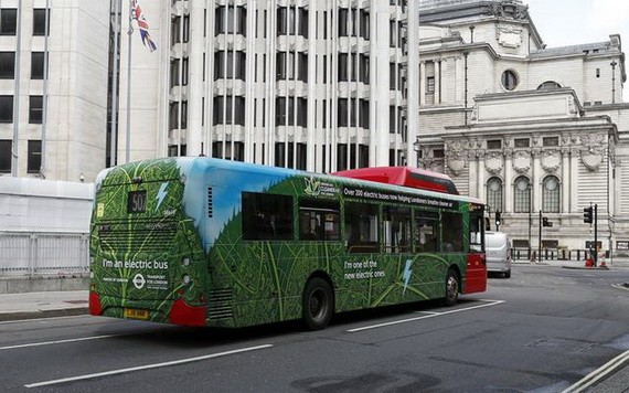 這是8月9日在英國倫敦市中心拍攝的電動公交車。（圖源：新華社）