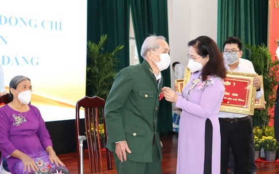 市人民議會主席阮氏麗向革命老前輩頒授黨齡紀念章。（圖源：公明）