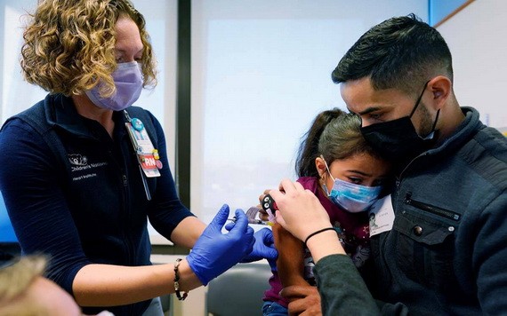 美國華盛頓，國立兒童醫院為孩子接種疫苗。（圖源：AP）