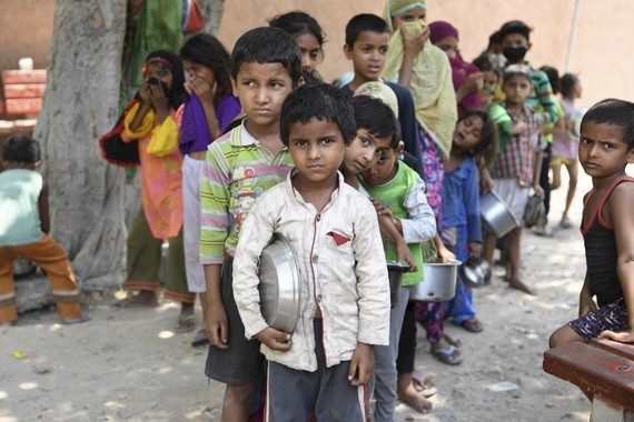 印度新德里貧民窟中的兒童排隊領取救濟食品。（圖源：AFP）