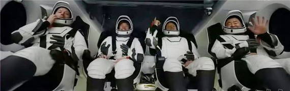 4名宇航員等候出艙。（圖源：互聯網）