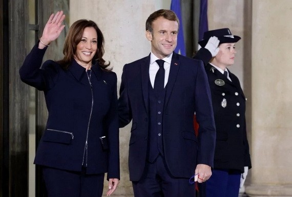 法國總統馬克龍（右）10日晚在愛麗舍宮外，歡迎到訪的美國副總統哈里斯。（圖源：AFP）