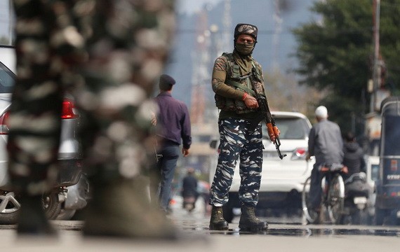 印度武警在街上警戒。（圖源：路透社）