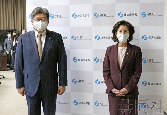 11月15日上午，日本經濟產業相萩生田光一（左）和美國商務部長雷蒙多舉行會談。 （圖源：共同社）