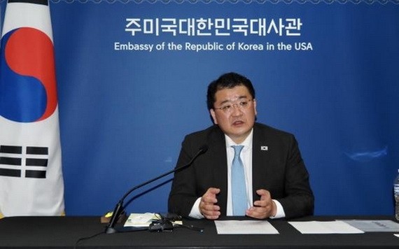 當地時間11月17日，在美國華盛頓的韓國駐美大使館，韓國外交部第一次官（副部長）崔鍾建在韓美日副外長會談結束後的韓國記者座談會上發言。（圖源：韓聯社）