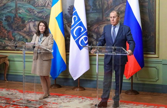 俄羅斯外長拉夫羅夫（右）與歐安組織輪值主席、瑞典外交大臣林德舉行聯合記者會。（圖源：俄羅斯外交部）