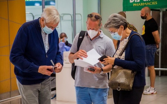 旅客在南非開普敦國際機場查看新冠病毒檢測結果。（圖源：新華社）