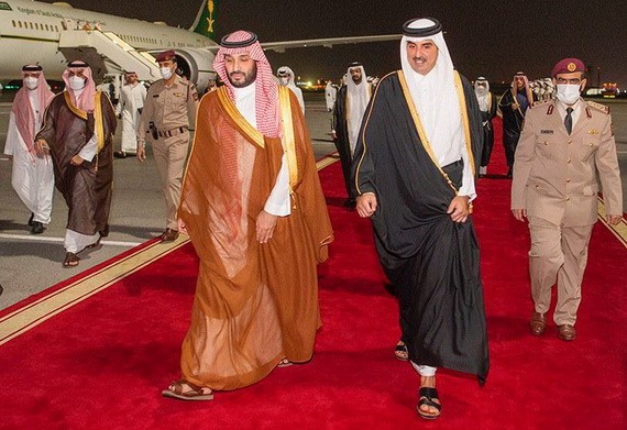 沙特王儲穆罕默德·本·薩勒曼12月8日在卡塔爾多哈受到卡塔爾埃米爾的歡迎。（圖：APS）