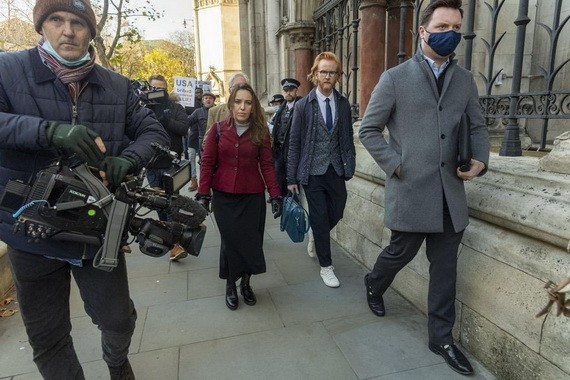 12月10日，阿桑奇的伴侶絲特拉·莫里斯（中）在位於倫敦的英國高等法院外行走。（圖：新華社）