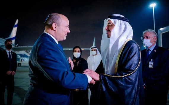 12月12日，阿聯酋外長阿卜杜拉（右）親自到阿布扎比機場迎接以色列總理貝內特（左）。（圖：路透社）