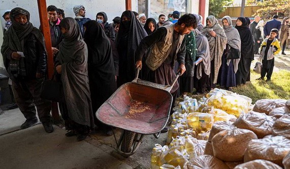 2021年11月6日，人們在阿富汗喀布爾舉行的世界糧食計劃署食品分發活動中排隊等候領取糧食。（圖：AFP）
