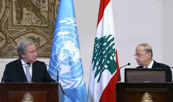 聯合國秘書長安東尼奧·古特雷斯（左）在與黎巴嫩總統米歇爾·奧恩的新聞發佈會上說：“我帶著一個簡單的信息而來：聯合國與黎巴嫩人民站在一起。”（圖：AFP）