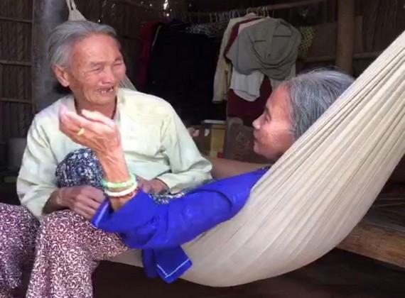 兩位80多高齡的姐妹疫後喜相逢，不禁哭起來。