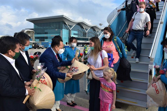持“疫苗護照”俄國遊客抵達慶和省
