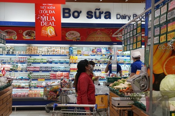 各超市開始為年貨做好準備。
