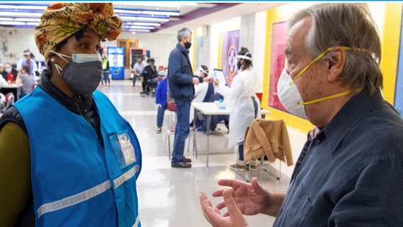 聯合國秘書長安東尼奧·古特雷斯在布朗克斯高中接種了第二劑新冠疫苗後與學校運營經理葉西亞·布洛克交談。（圖：聯合國）