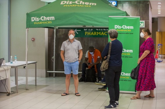旅客在南非開普敦國際機場等待新冠病毒檢測結果。（圖：新華社）