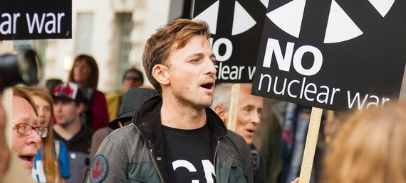英國抗議者示威反對使用核武器。（圖：聯合國）
