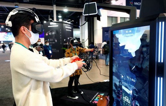 1月5日，在2022年美國拉斯維加斯消費電子展（CES）上，參觀者體驗一款虛擬現實（VR）電子遊戲。（圖：新華社/路透社）