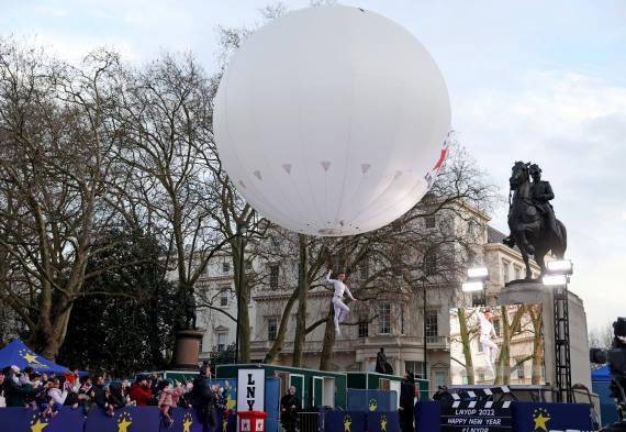2022年1月1日，觀眾在英國倫敦觀看新年遊行活動上的表演。（圖：新華社）