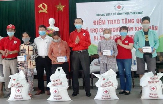 越南紅十字會中央代表向順化市貧困居民贈送食品及輔助金。（示意圖：市公安報）