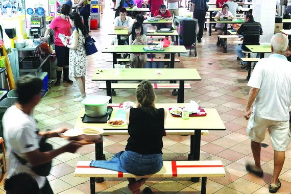 新加坡放寬防疫措施後，餐廳食客保持安全距離進食。