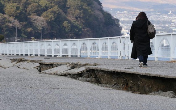 當地時間1月22日，日本九州地區發生6.6級地震，大分縣、宮崎縣震感強烈，部分地區房屋受損，有道路出現大裂縫，多處水管爆裂。（圖：互聯網）