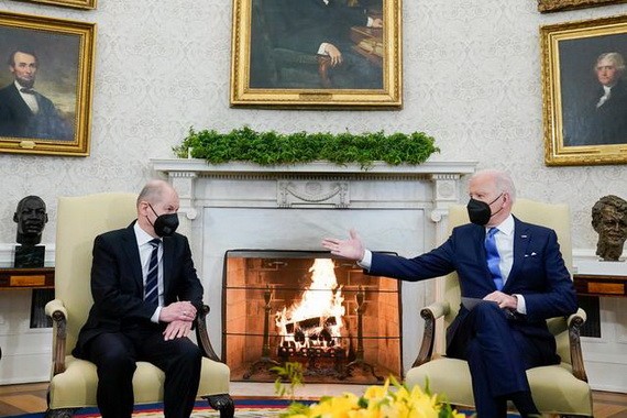 在美國華盛頓白宮，美國總統拜登（右）會晤到訪的德國總理朔爾茨。（圖：AP）