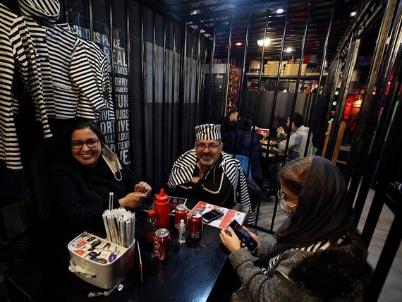 伊朗人在“16號牢房”餐廳用餐。（圖：互聯網）