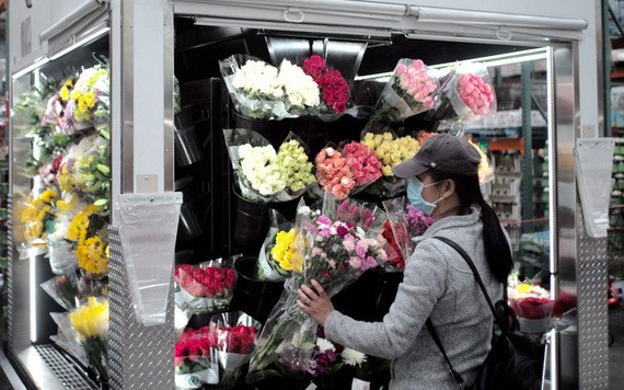 顧客在一家超市購鮮花。（圖：互聯網）