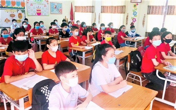 2月10日，河內市17個縣、市鎮的小學生及六年級學生已正式返校上學。（示意圖：耀基）