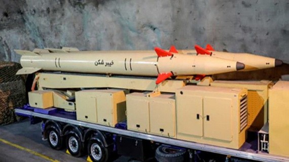 伊朗伊斯蘭革命衛隊9日公佈了一種射程為1450公里的新型彈道導彈。（圖：互聯網）