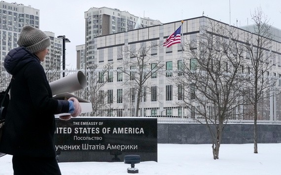2022年1月24日，烏克蘭基輔，一名女子路過美國駐烏克蘭大使館。（圖：互聯網）
