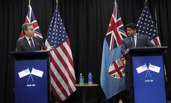 布林肯（左）赴斐濟參加PIF視訊峰會，證實將在索羅門重啟大使館。圖右為斐濟代理總理。（圖：AP）