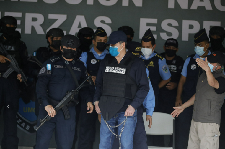 警方逮捕洪都拉斯前總統埃爾南德斯。圖/IC photo