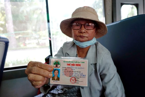 長者可使用高齡人士會員證免費乘搭巴士。