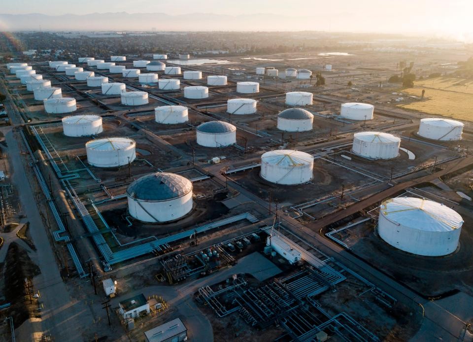 圖為美國加州卡森的石油儲備庫一隅。（圖：AFP）