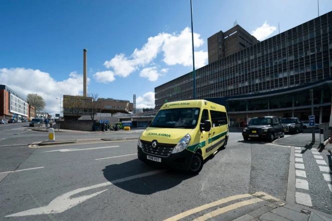 這是2022年4月1日在英國利物浦一家醫院外拍攝的急救車。（圖：新華社）