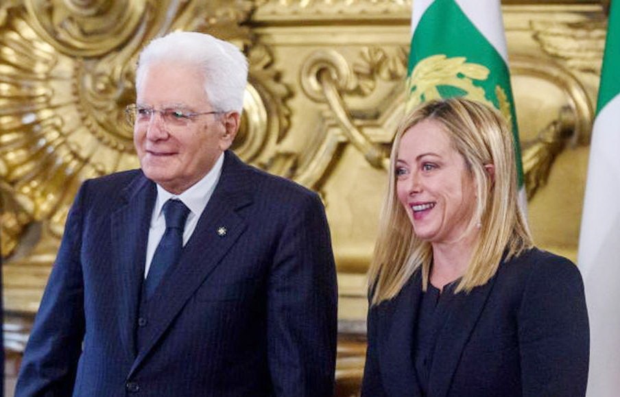 意大利總統馬塔雷拉（左）和新任總理梅洛尼出席宣誓就職儀式。（圖：Getty Images）