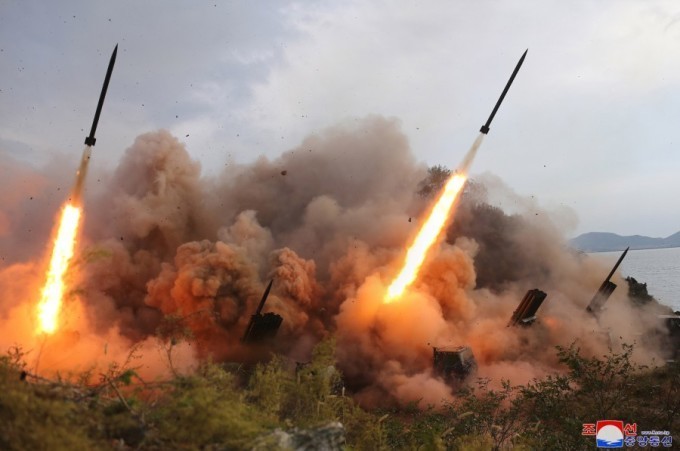 朝鮮軍隊發射火箭炮。（圖：朝中社）