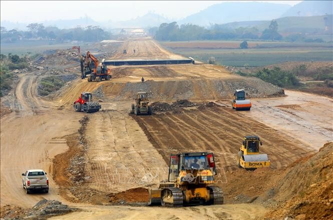 南北高速公路項目中的梅山-45號國道路段發包工程在施工中。（圖：越通社）