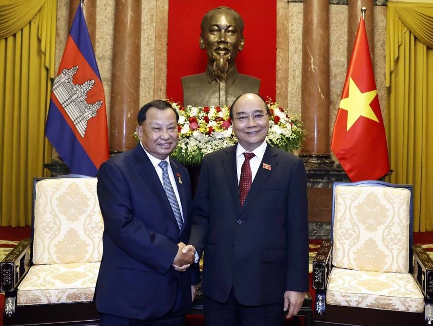 國家主席阮春福（右）與柬埔寨參議院主席賽沖握手合影。（圖：越通社）