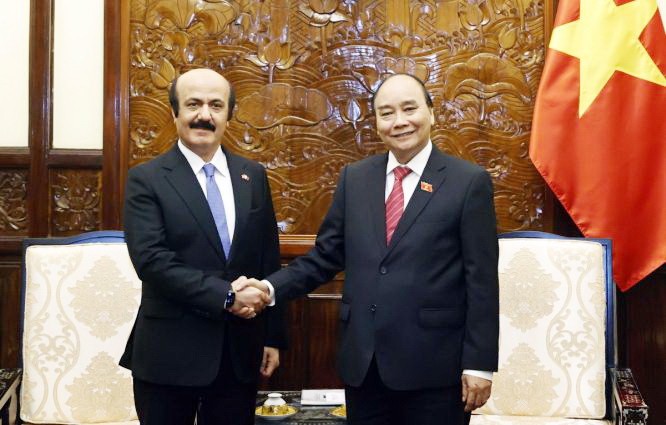 國家主席阮春福與卡塔爾駐越南特命全權大使穆罕默德‧伊斯梅爾‧艾馬德合影。（圖：VOV）