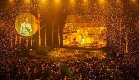 歌手黃勇在“安”音樂會上的獨特舞台。