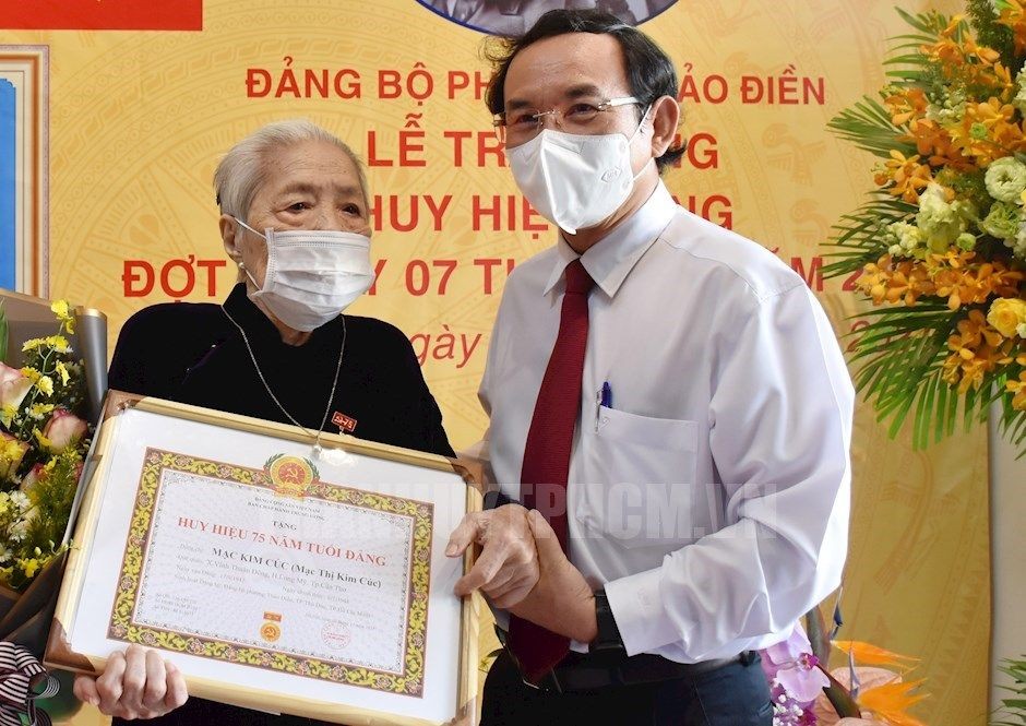 圖為去年11月7日，市委書記阮文年向一位革命老人頒授75年黨齡紀念章。（圖：市黨部新聞網）