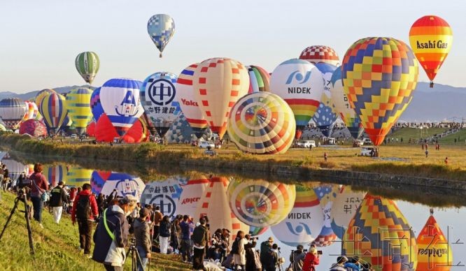 各色熱氣球從河畔升空。（圖：互聯網）